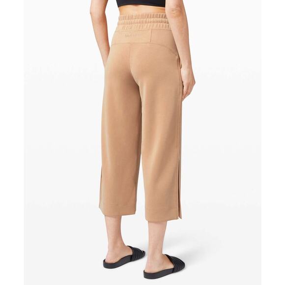 Lululemon Soft Ambitions High Rise Crop
Beech Wood Size 6 - Picture 2 of 12